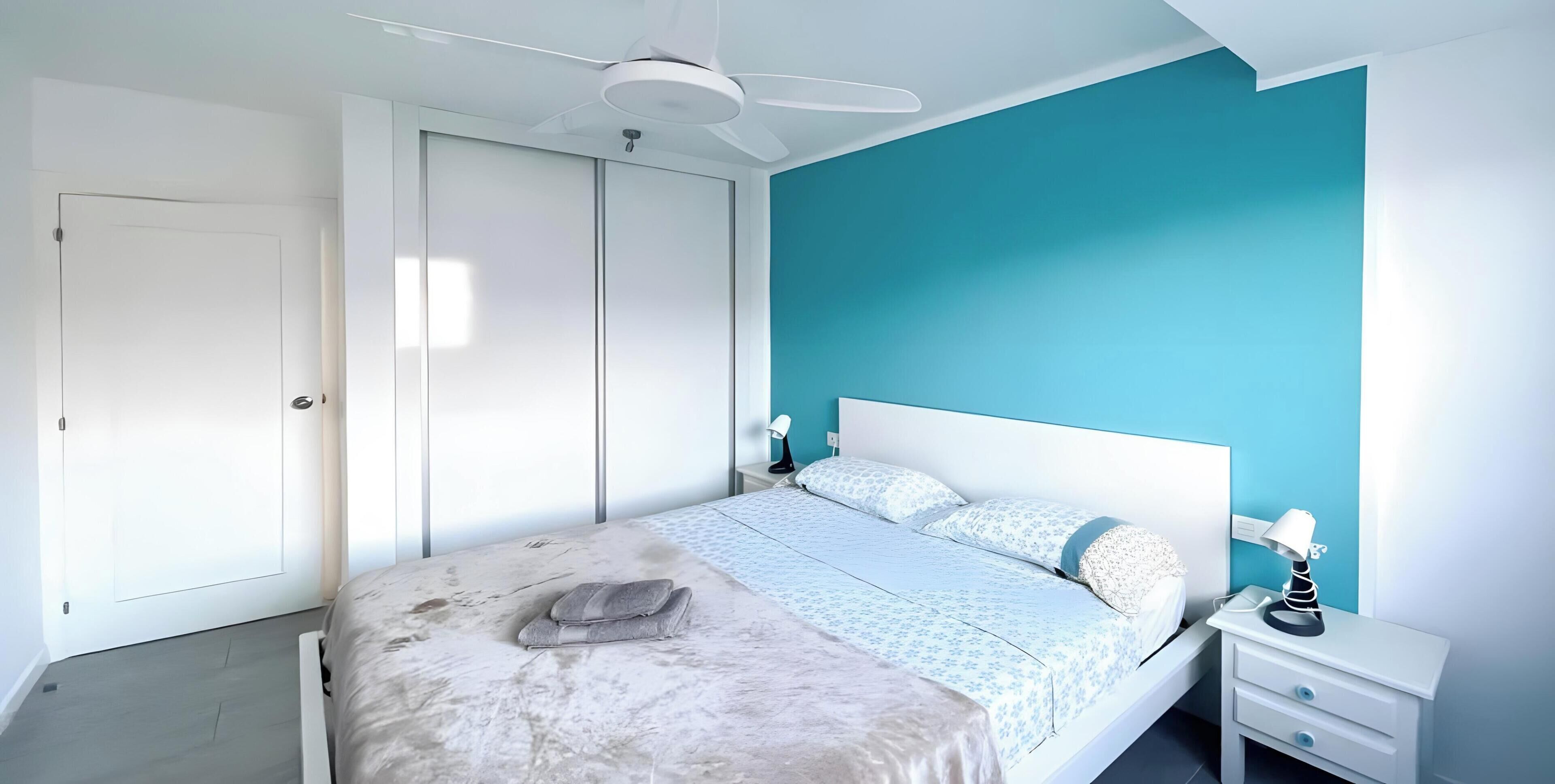 Tabla de planchar con plancha, wifi y ropa de cama 