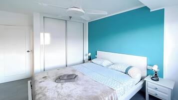 Tabla de planchar con plancha, wifi y ropa de cama