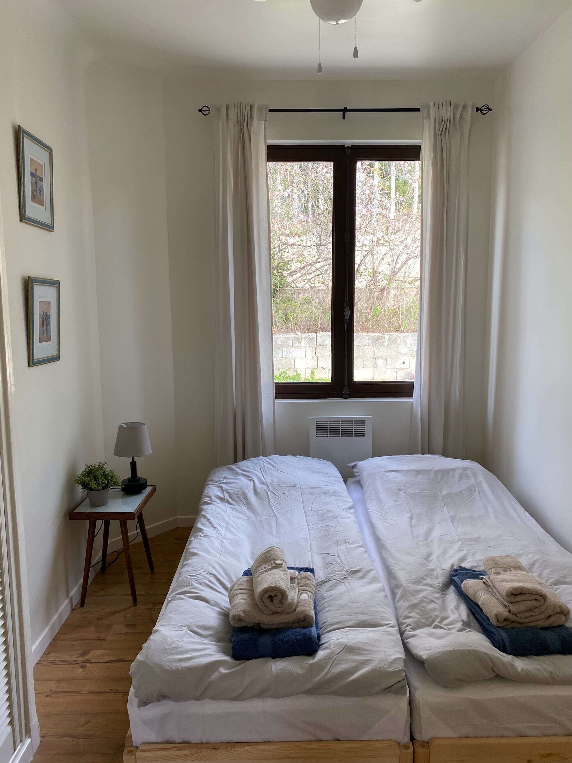 5 bedrooms, iron/ironing board, WiFi (free), bed sheets
