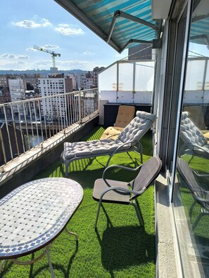 A balcony with a view of the city, a table, and two lounge chairs. - Center Liège Médiacité, rue Libotte 34, panoramic terrace, flat for 2 (Liège)