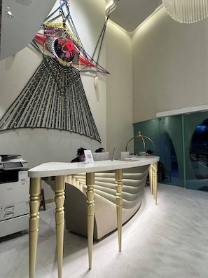 Un interior moderno con un diseño de pared único, una recepción de diseño curvo y una estética minimalista.