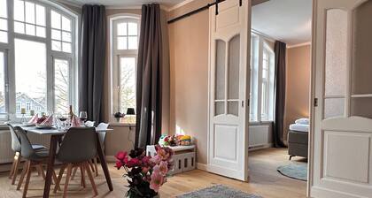 Uferresidenz - Stilvoller Altbau mit Balkon, Wasserblick & Platz für die Familie
