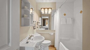 Ein Badezimmer mit Waschbecken, Toilette und Badewanne.