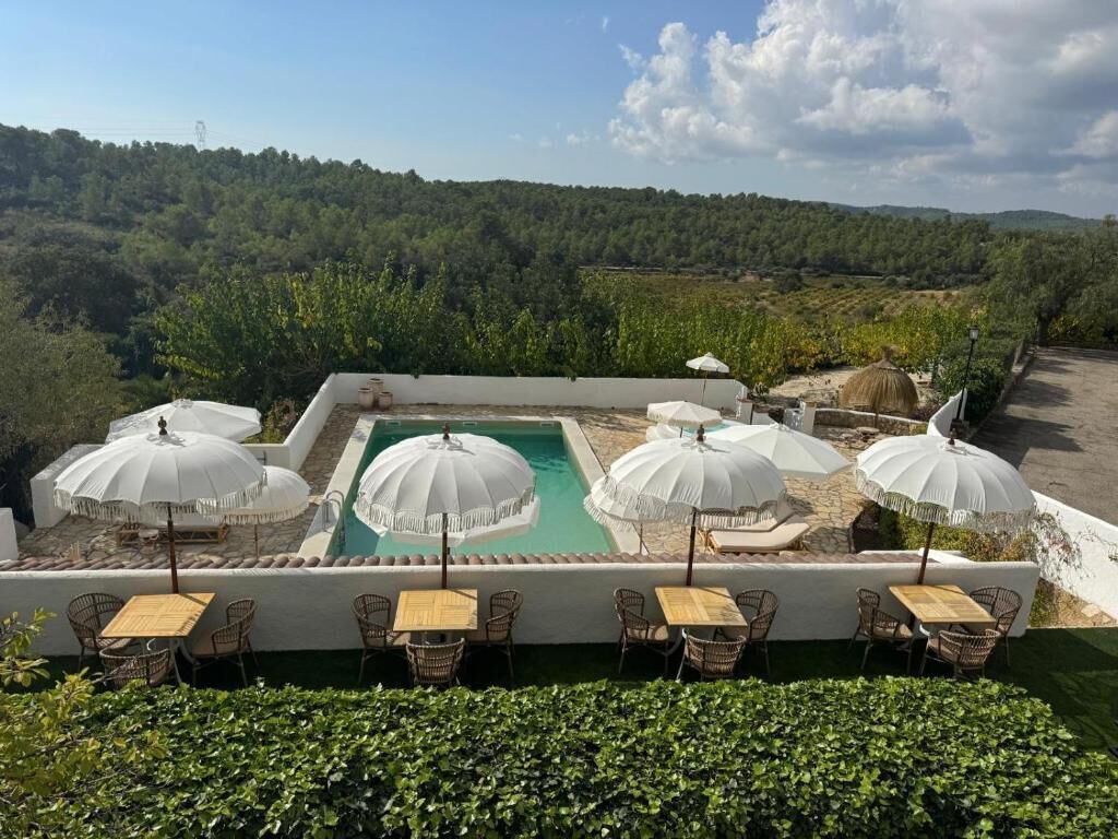 Departamento, balcón, vista a la montaña | Alberca | 3 albercas al aire libre 