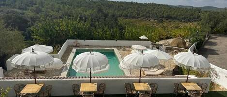 Departamento, balcón, vista a la montaña | Alberca | 3 albercas al aire libre