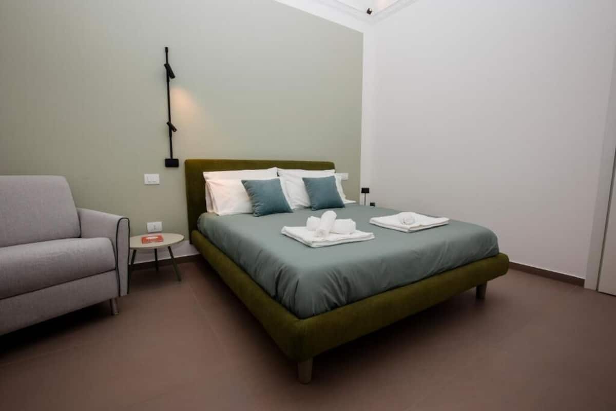 Comfort Suite, Courtyard View | Desk, blackout drapes, soundproofing, iron/ironing board (on request)