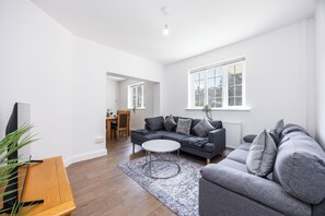 Living area - Beautiful 6 Bedroom, Large Garden (East Tilbury)