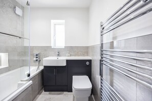 Bathroom - Beautiful 6 Bedroom, Large Garden (East Tilbury)