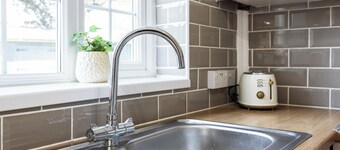 Beautiful 8 Bedroom, Large Garden, Parking