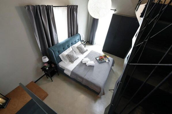 A modern hotel room with a bed, a nightstand, a lamp, and a large window. - Villa Proversa (Ždrelac)