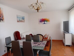 A dining area with a table, chairs, a chandelier, and artwork on the walls. - Bedroom between Trega and Minho A Guarda (A Guarda)