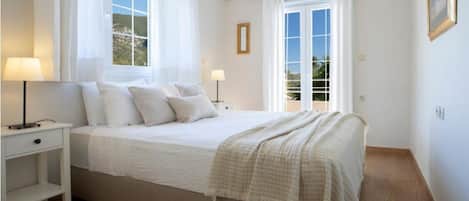 3 bedrooms, iron/ironing board, internet, bed sheets