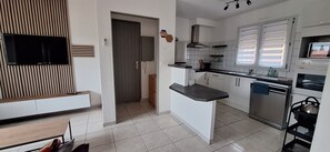 A modern kitchen with a built-in oven, a microwave, and a dishwasher. - Jacuzzi and barbecue (Saint-Hippolyte)