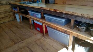Electric kettle, cookware/dishes/utensils, dining table