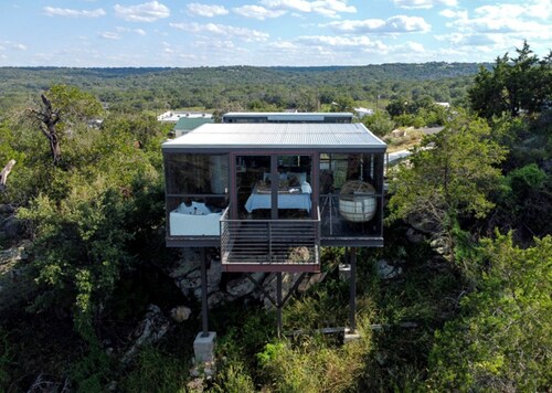 Stunning Mirror-Glass Retreat with Spa Tub & Sunset Deck in Cottonwood, Texas