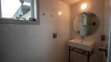 Een haardroger, handdoeken, zeep, shampoo