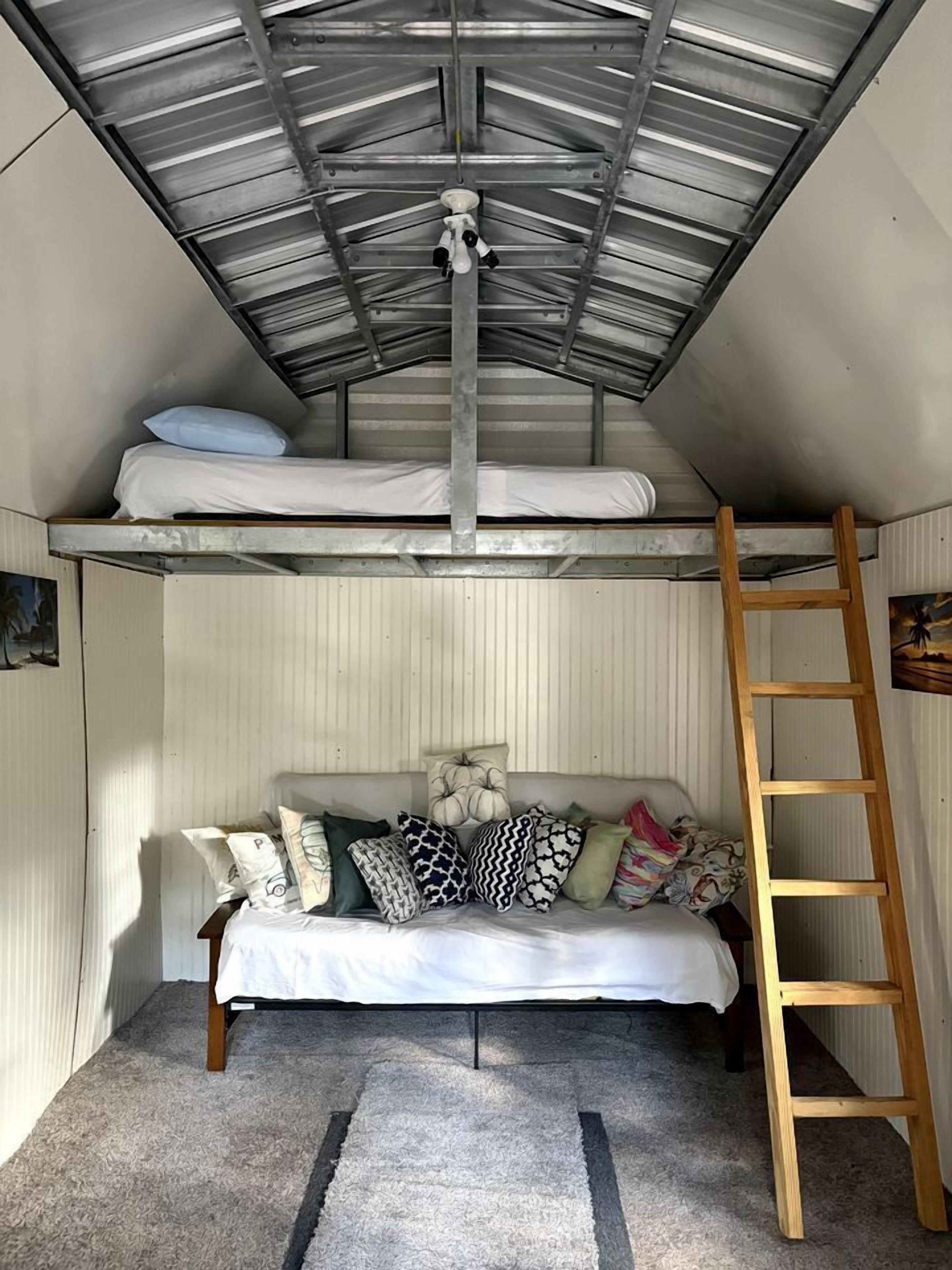 1 habitación, escritorio y ropa de cama 