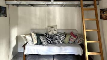 1 habitación, escritorio y ropa de cama