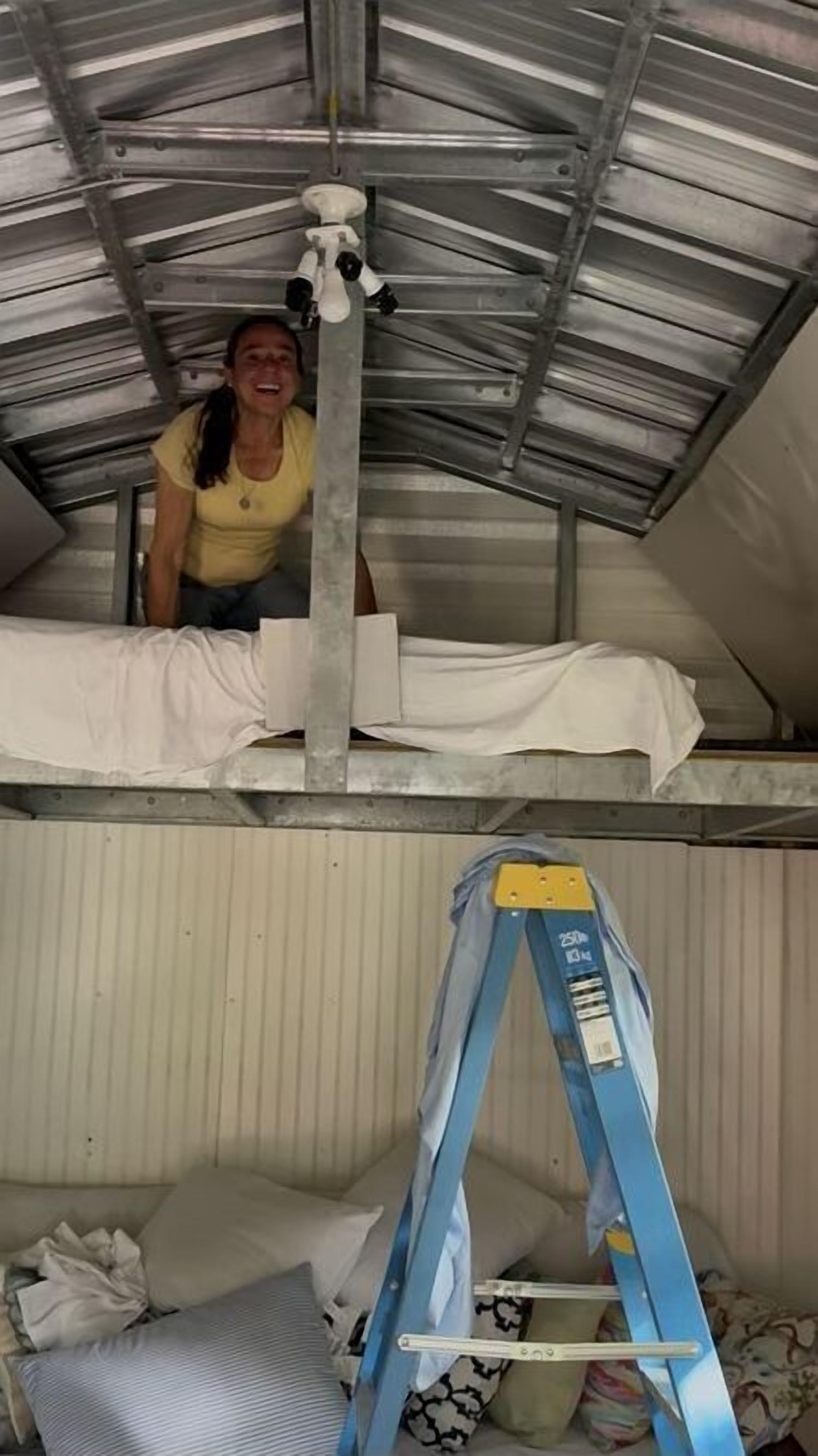 1 habitación, escritorio y ropa de cama 