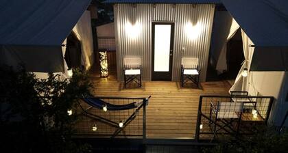 Serene Glampominium Escape with Outdoor & Indoor Showers in Cottonwood Shores, Texas