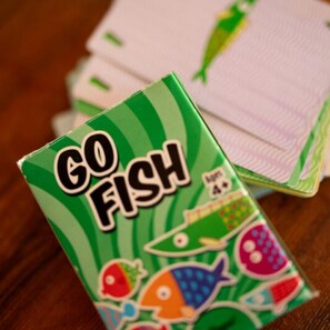 Pakkaus Go Fish -korttipeliä, jossa on värikkäitä kalakuvituksia.