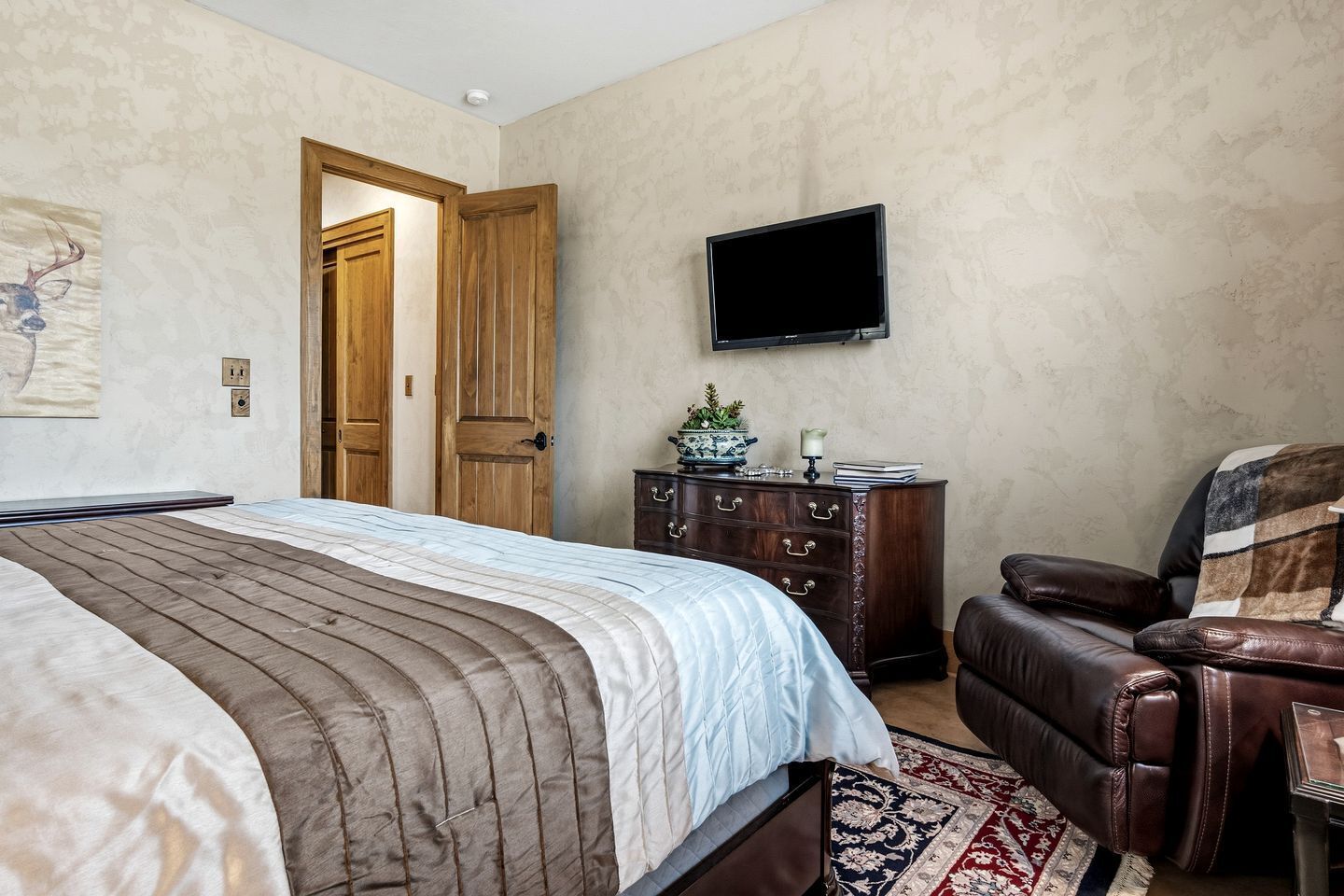 4 bedrooms, desk, iron/ironing board, WiFi