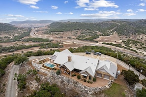 Ein Haus mit Pool, eingebettet in eine hügelige Landschaft.