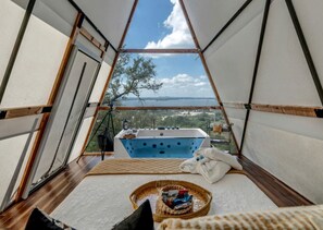 Outdoor spa tub - One-of-a-Kind Cliffside Glamping Experience with Sky Views in Cottonwood Shores, Texas (Cottonwood Shores)