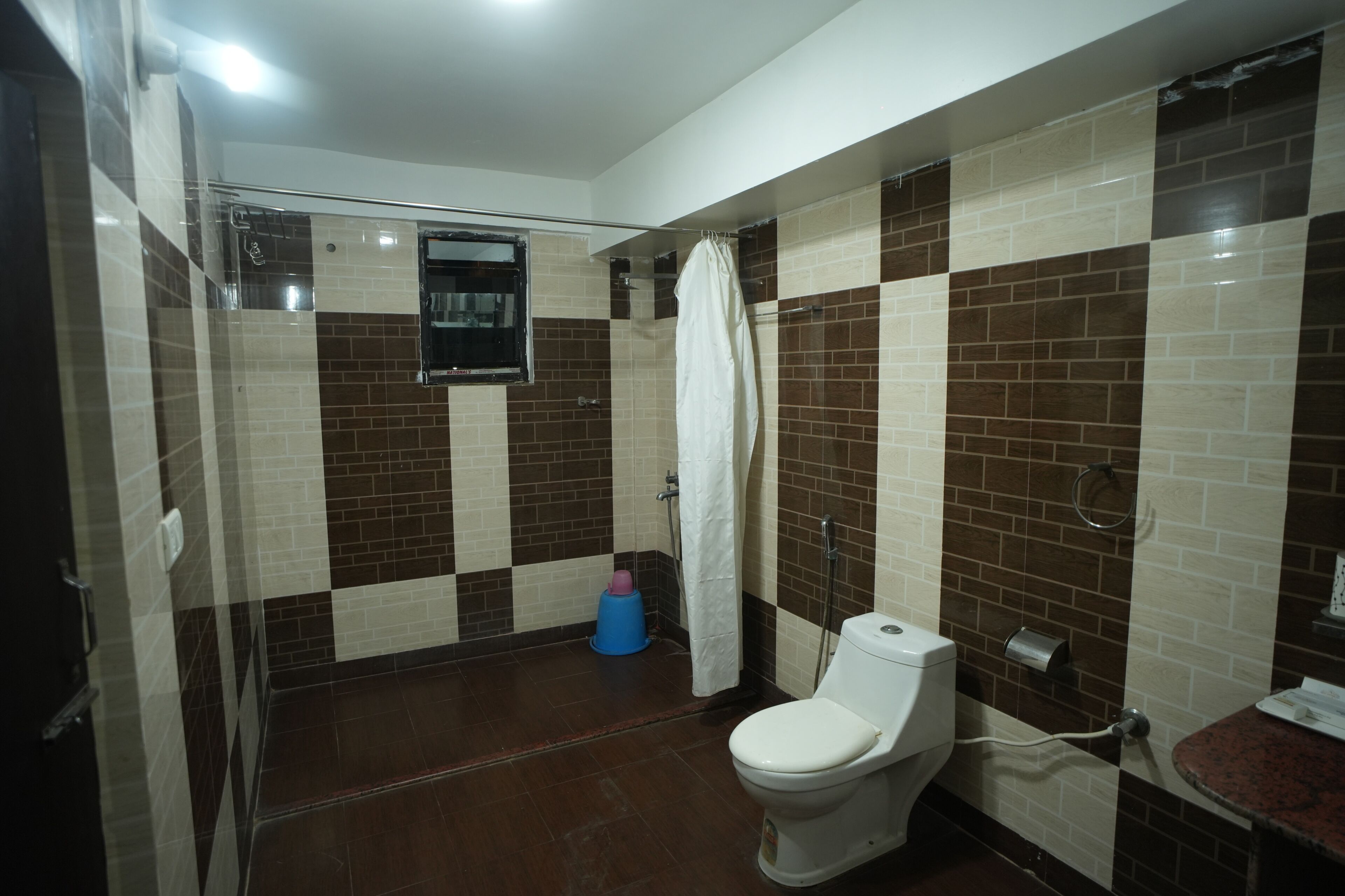 Habitación de lujo doble | Baño | Ducha, zapatillas, toallas y jabón