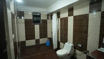 Habitación de lujo doble | Baño | Ducha, zapatillas, toallas y jabón