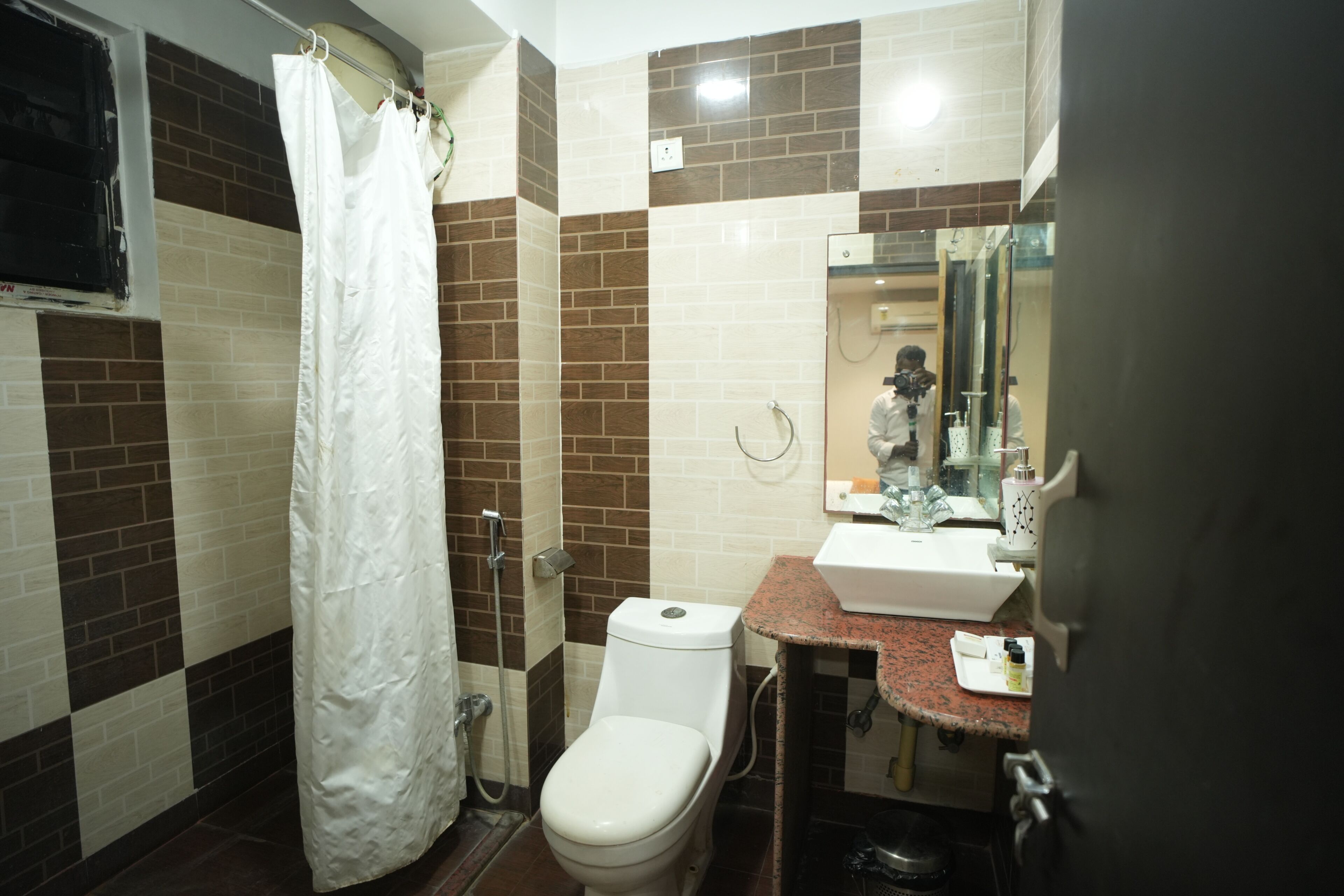 Deluxe Double Room | Bathroom | Shower, slippers, towels, soap