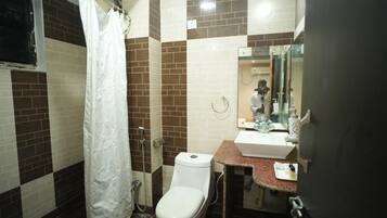 Deluxe Double Room | Bathroom | Shower, slippers, towels, soap