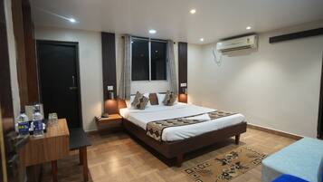 Desk, laptop workspace, iron/ironing board, free WiFi