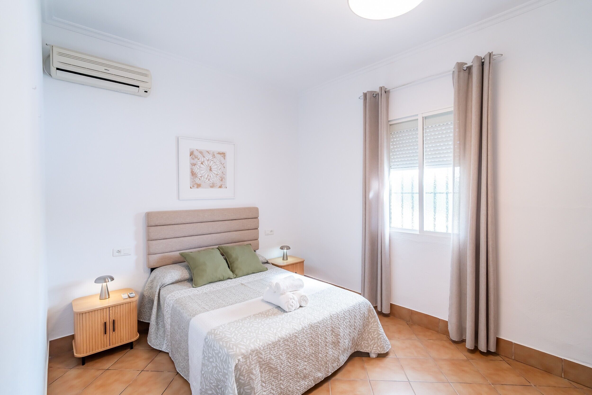Tabla de planchar con plancha, wifi y ropa de cama 