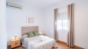 Tabla de planchar con plancha, wifi y ropa de cama