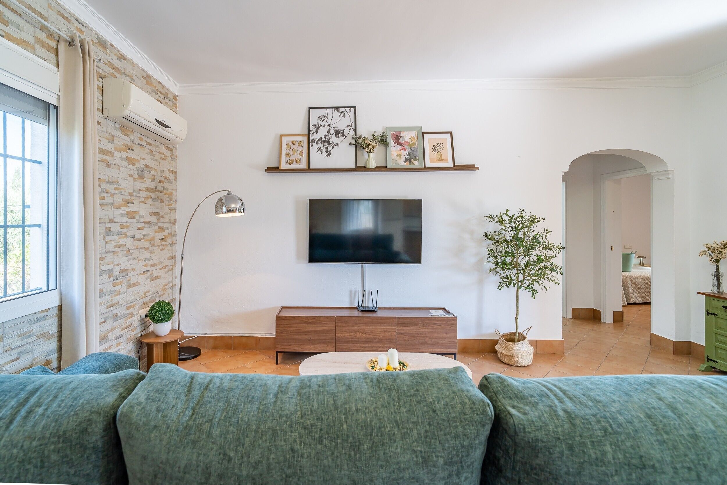TV, fireplace