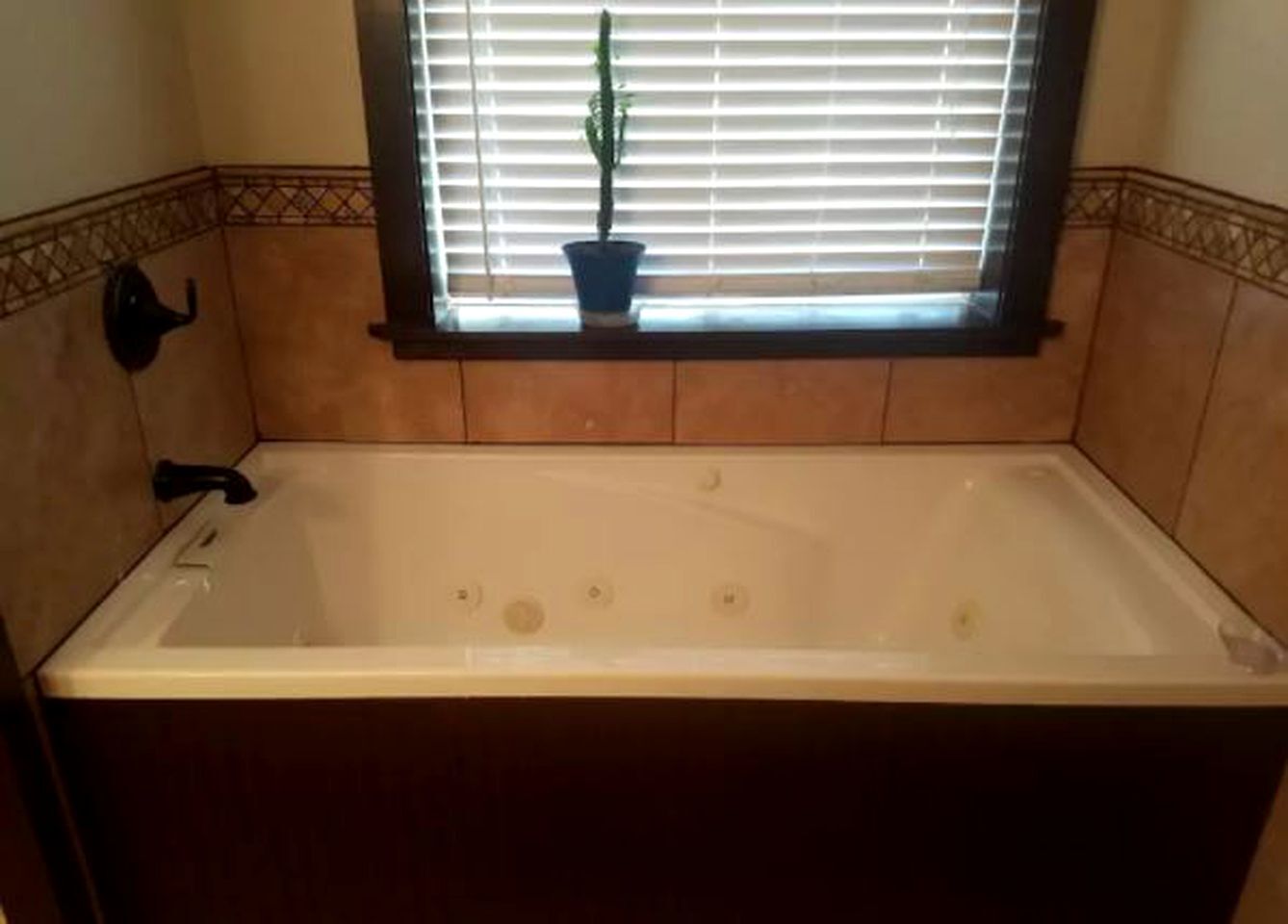 Secador de cabelo, toalhas de banho, sabonete, shampoo