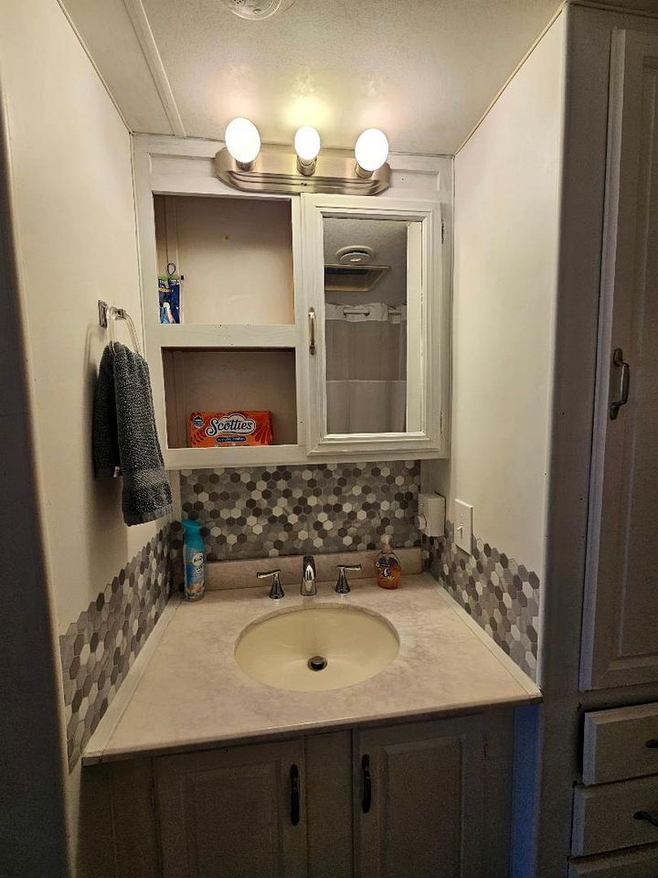Secador de cabelo, toalhas de banho, papel higiênico 
