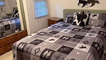 1 bedroom, desk, WiFi, bed sheets