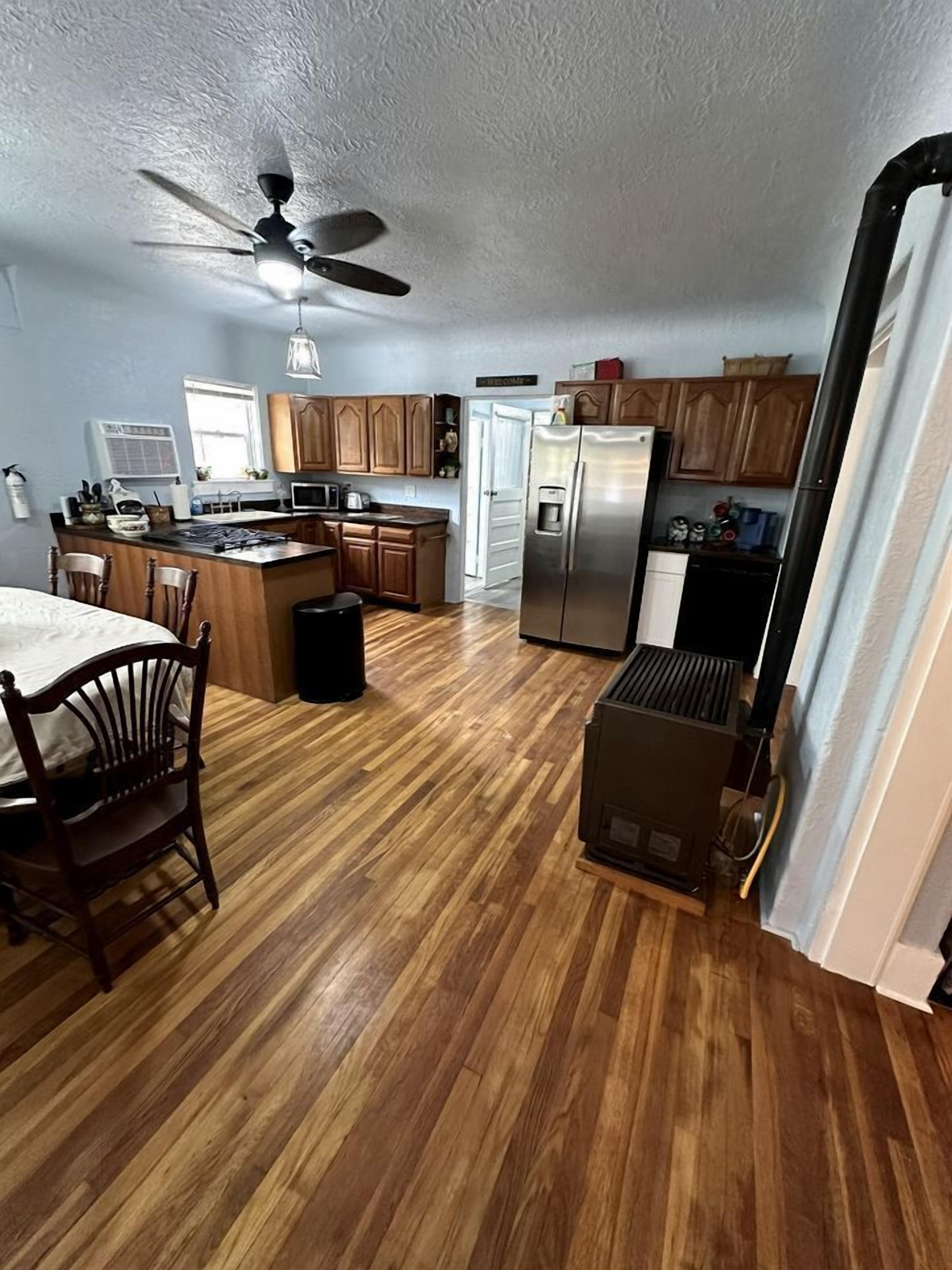 Coffee/tea maker, fridge, oven, stovetop