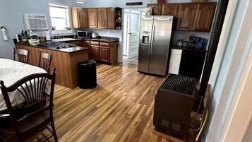 Coffee/tea maker, fridge, oven, stovetop