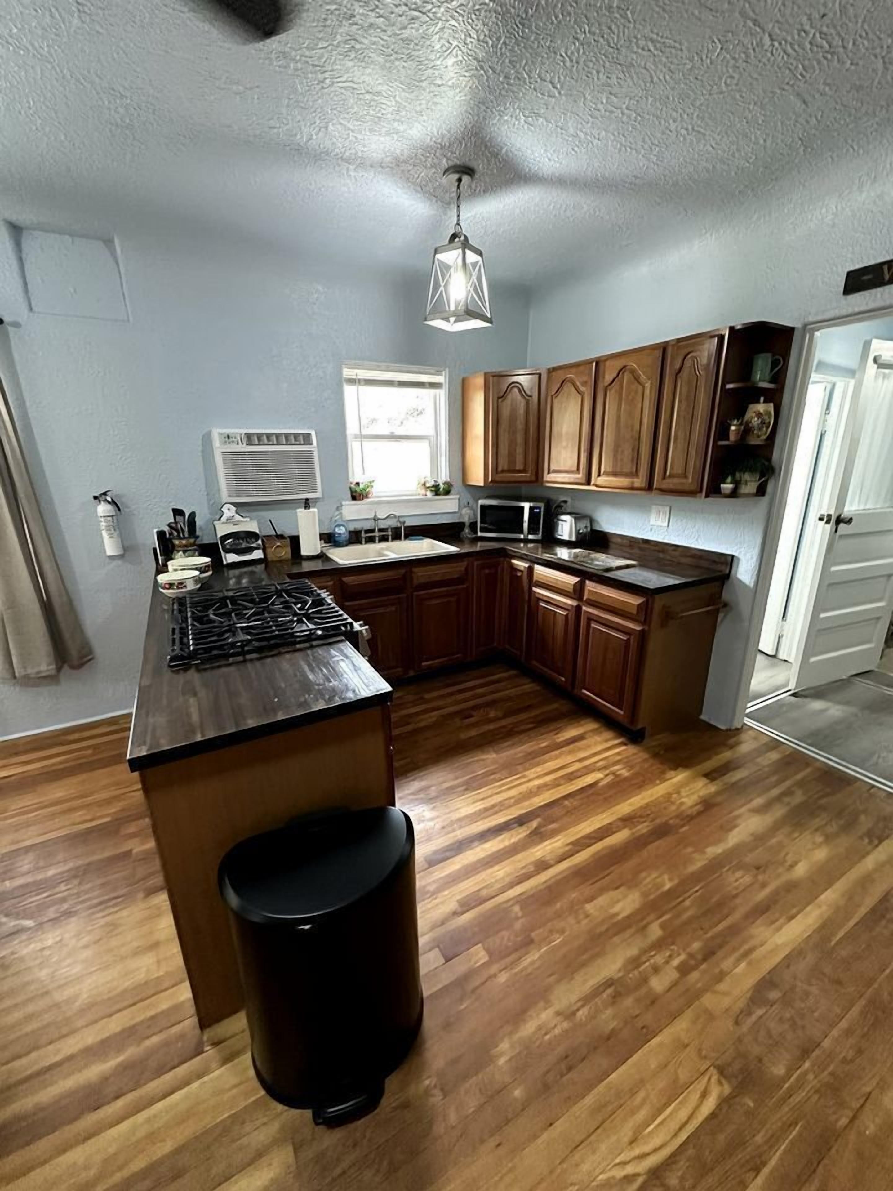Coffee/tea maker, fridge, oven, stovetop