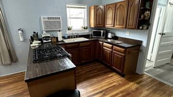 Coffee/tea maker, fridge, oven, stovetop
