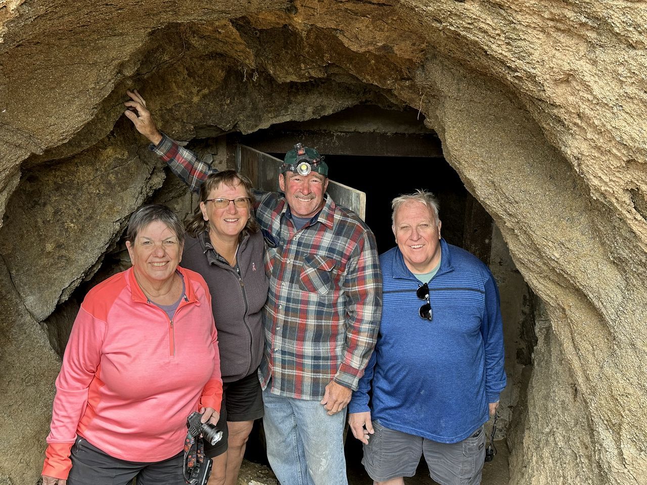 Un grupo de personas dentro de una cueva con paredes rocosas.