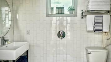 Een haardroger, handdoeken, zeep, shampoo