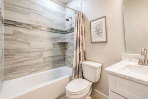 Ein Badezimmer mit Badewanne, Toilette und Waschbecken.
