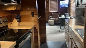 Fridge, oven, stovetop, coffee/tea maker