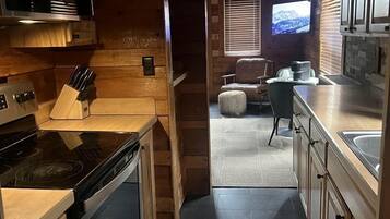 Frigorífico, horno, placa de cocina y cafetera o tetera