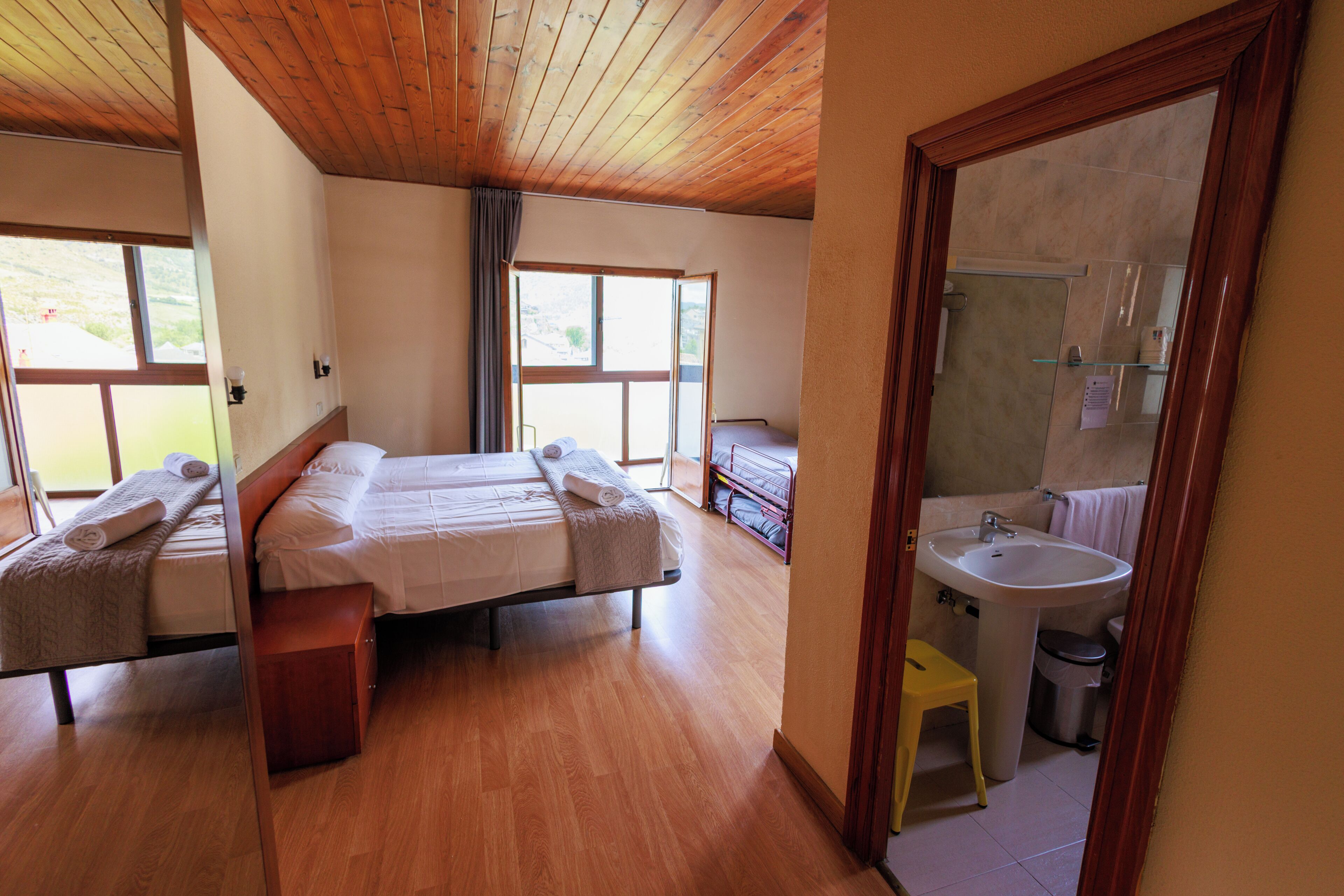 Habitación cuádruple estándar, balcón | Wifi gratis y acceso para silla de ruedas 