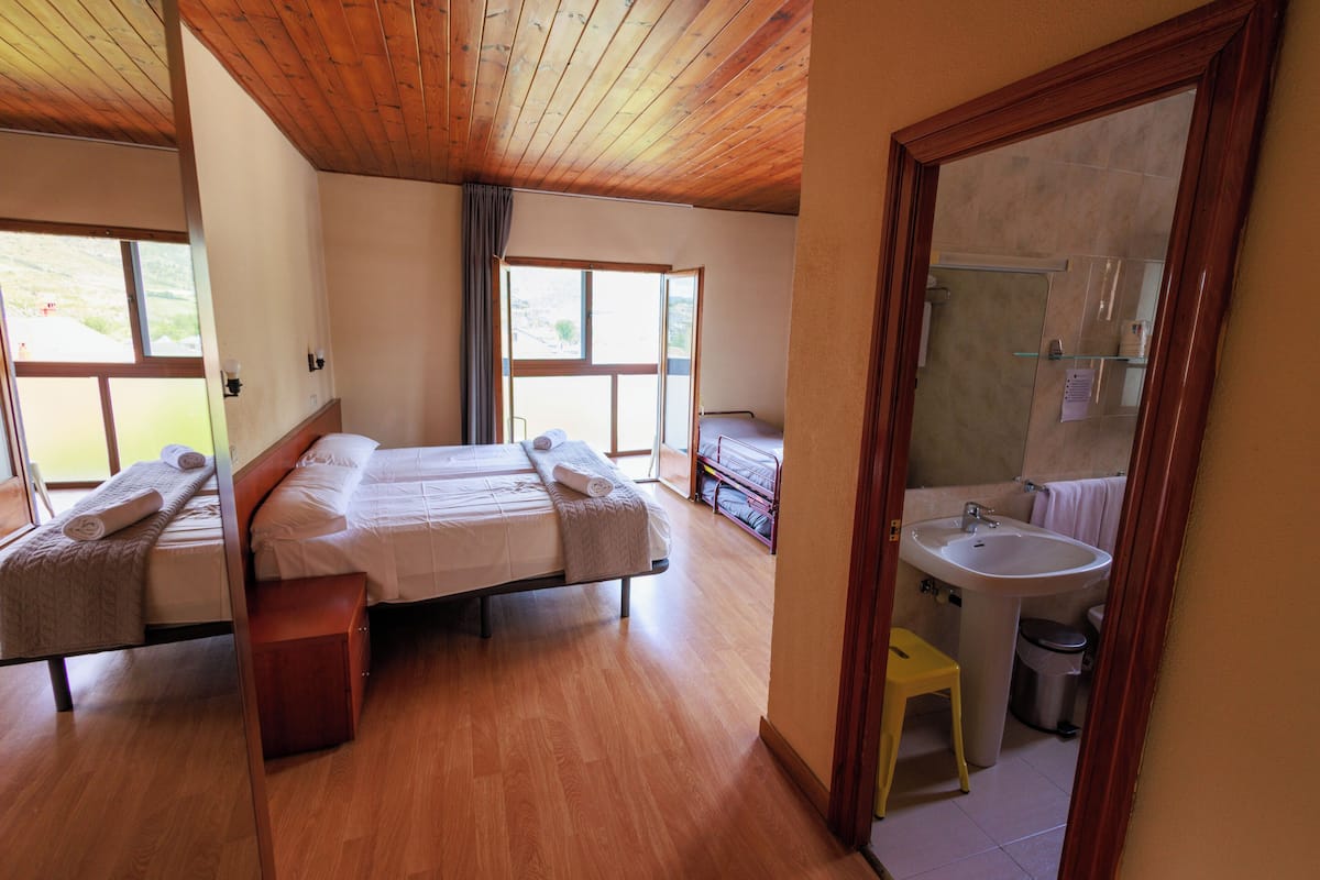 Chambre quadruple Standard, balcon | AccĂšs au Wi-Fi (inclus), accessible en fauteuil roulant